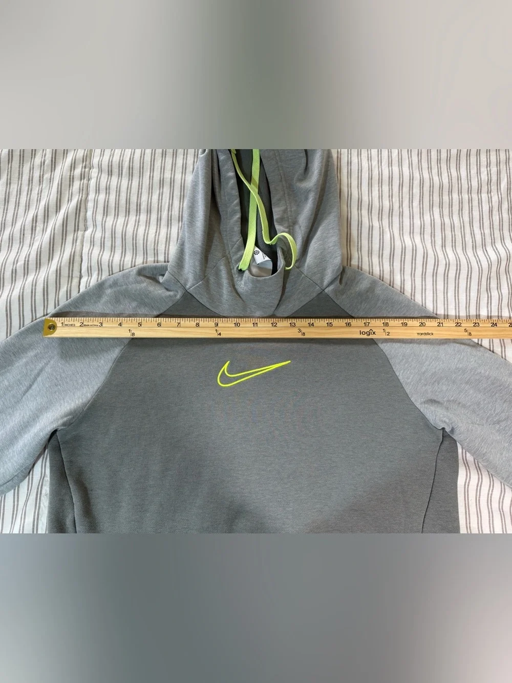 Nike Therma-Fit Men’s Gray Pullover Hoodie Neon Zip Pockets Sweatshirt Size M